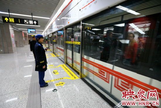 自11月29日起，鄭州地鐵將進(jìn)一步縮短行車間隔。