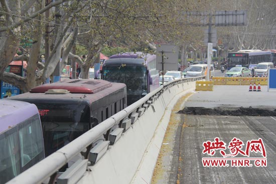 上下橋口圍擋處道路擁堵。