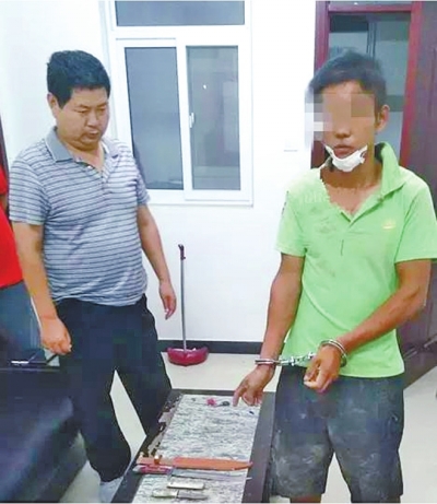 犯罪嫌疑人張某某（右）被抓時，挎包中被搜出兩把長約30厘米的尖刀