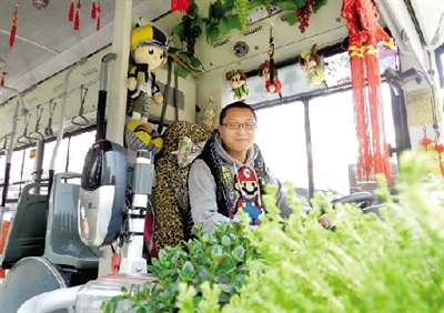 米奇、中國(guó)結(jié)、流氓兔、綠色植物、各種表情的小豬裝扮車(chē)廂