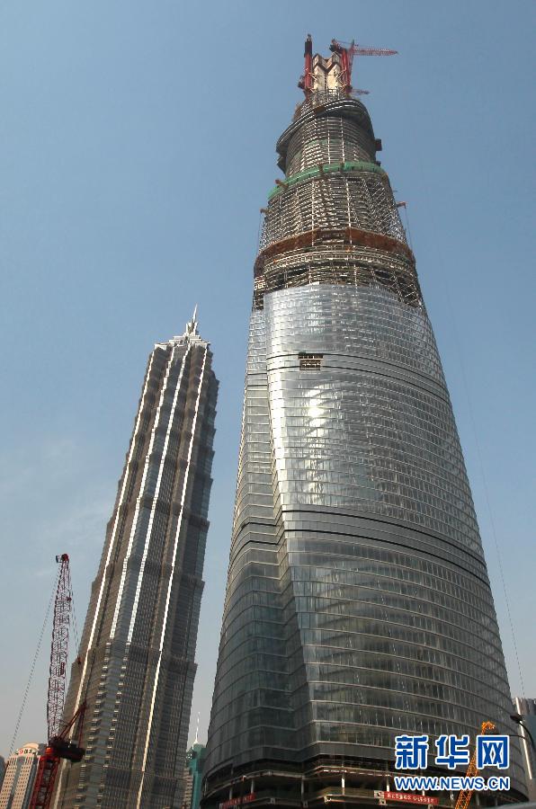 在建的國內第一高樓“上海中心”（右）（4月11日攝）。