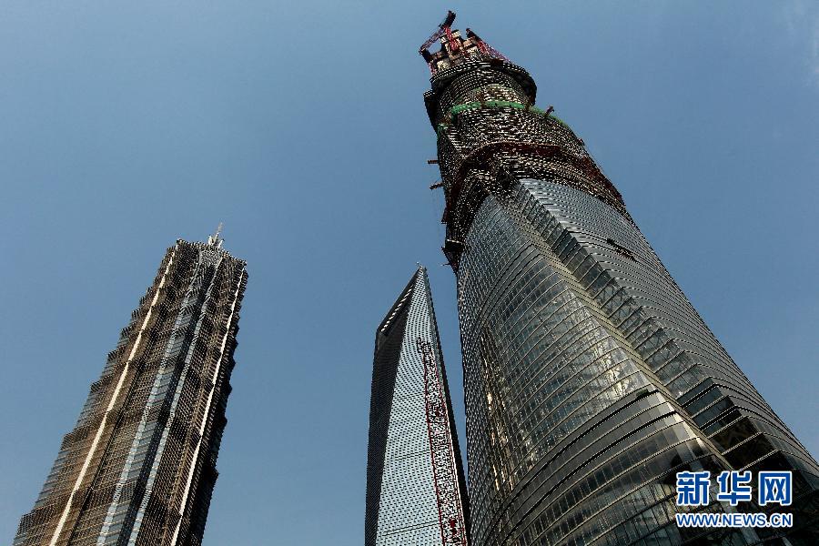 4月11日，正在建設中的“上海中心”（右）的高度已超過金茂大廈（左）和上海環(huán)球金融中心（中）。