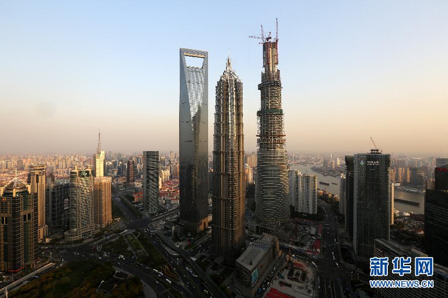這是4月10日拍攝的上海陸家嘴，右側建設中的超高層建筑為上海中心大廈。