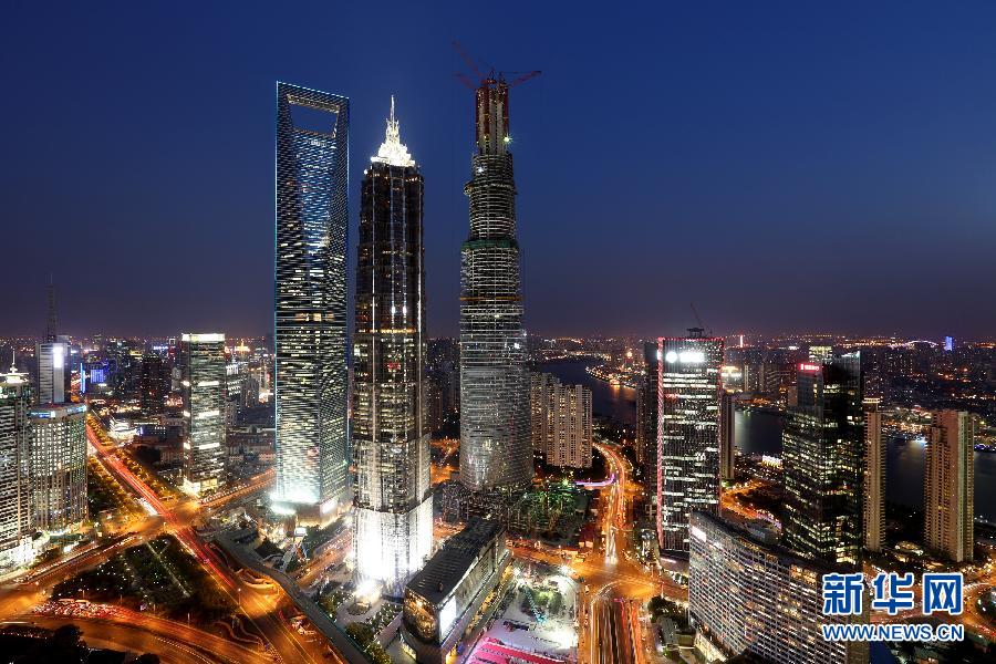 4月10日拍攝的上海陸家嘴，右側建設中的超高層建筑為上海中心大廈。