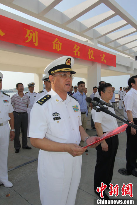 　南海艦隊司令員蔣偉烈宣讀了岳陽艦入列命名命令，并為該艦授旗、頒發(fā)命名證書。
