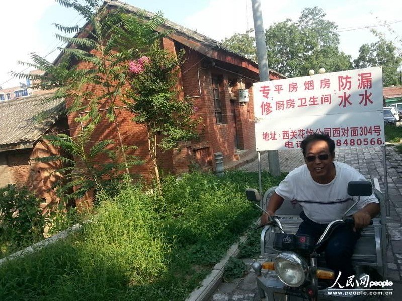 圖為縣委大院依然沒有配備專職保安，群眾可以隨意進(jìn)入。圖片來源：人民網(wǎng)