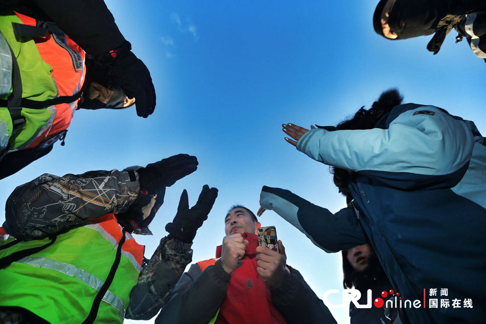 2012年12月23日，北京靈山，救援人員在積雪四十厘米多的山上搜救。
