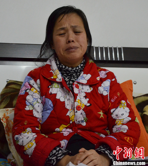 近日，記者在伊春市帶嶺區(qū)職工醫(yī)院廢棄太平間內(nèi)看到了陳慶霞，當(dāng)向記者講訴其兒子走失時，泣不成聲。