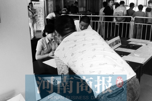 戴著耳機工作，挺“愜意”