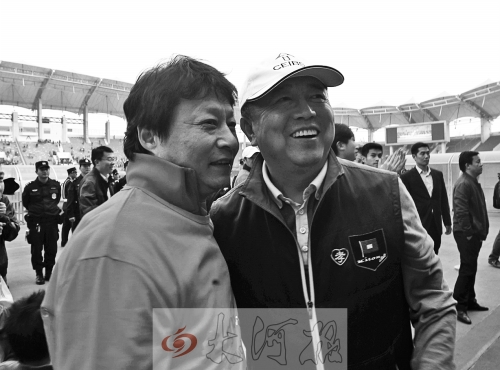 比賽結(jié)束后，老胡熱情擁抱老唐。