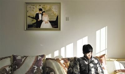 11月28日，青島膠南，丁海偉的婚房掛著與妻子的結(jié)婚照。如今妻子和未出世的孩子都已離世。新京報(bào)記者 周崗峰 攝