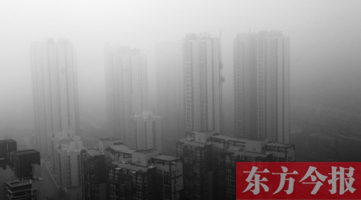 昨天早上，鄭州氣象臺發(fā)布大霧紅色預(yù)警，在霧霾籠罩下，鄭州市區(qū)的高樓大廈隱約可見