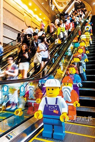 香港時(shí)代廣場今年推出樂高圣誕村，樂高人偶烘托節(jié)日氛圍
