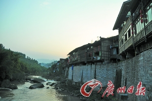 　　夕陽下的古鎮(zhèn)?！? complete=