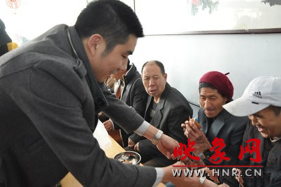 　　“韓胖子”千只茶香雞茶香鴨捐贈環(huán)衛(wèi)工人、農民工學子和鄭州市社會福利院。