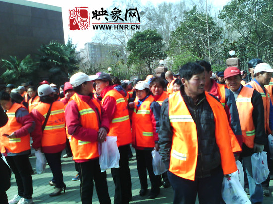 　　“韓胖子”千只茶香雞茶香鴨捐贈環(huán)衛(wèi)工人、農民工學子和鄭州市社會福利院。
