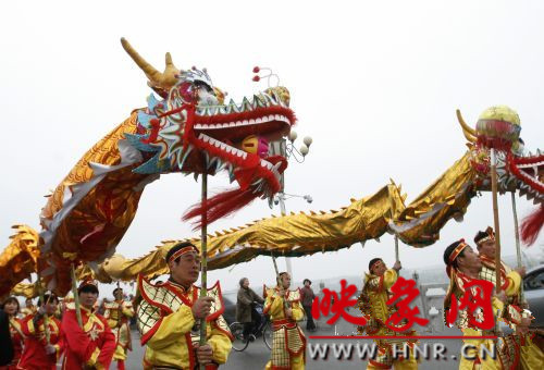 　　3月30日上午,開封市舉行2013中國(開封)清明文化節(jié)踏春巡游活動?！?　　