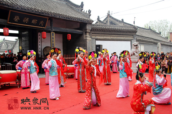 游客參觀清明小長假新推出的本土特色節(jié)目《鼓樂迎賓》。
