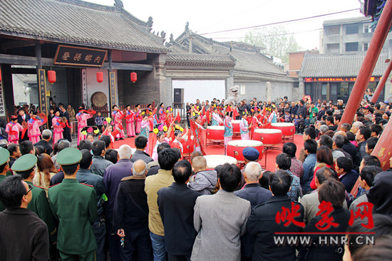 游客參觀清明小長假新推出的本土特色節(jié)目《鼓樂迎賓》。