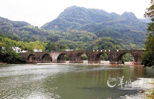 齊云山登封橋是登山的隘口,始建于明代,造型古樸典雅,蔚為壯觀。