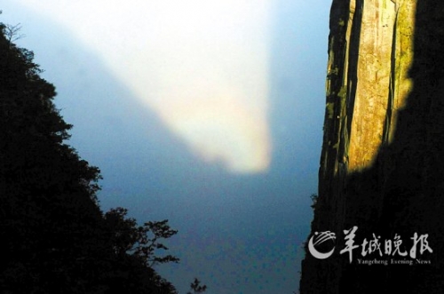 武功山四絕之一的“云海佛光”在大雨過后出現(xiàn)。