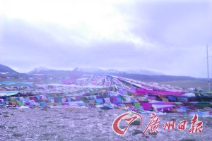 沿途遍地可見的五彩經(jīng)幡。