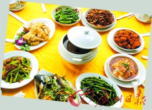 在封開品嘗各地美食,大飽口福。