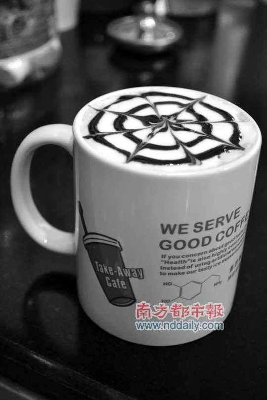 多巴胺行動咖啡店的摩卡,入口醇滑。