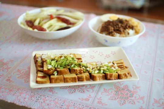 　　對于一碗鹵肉飯來說,完全不需要濃墨重彩的配其他煎炸食物,只需要搭上清爽的豆干、爽口的蘿卜即可。