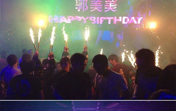 2013年6月16日下午，郭美美在網(wǎng)上曬出一組慶生照。通過照片可以看出，酒吧的巨大舞池中燃放焰火