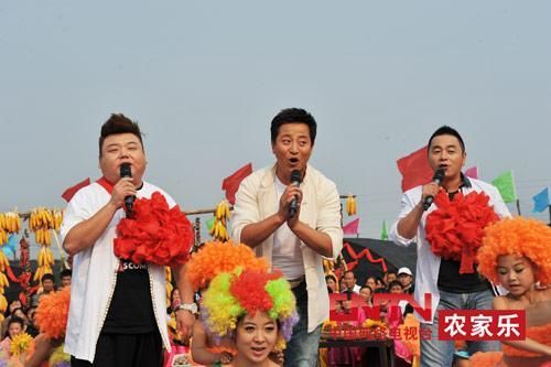 央視7套《鄉(xiāng)村大世界》節(jié)目主持人，左一為劉剛