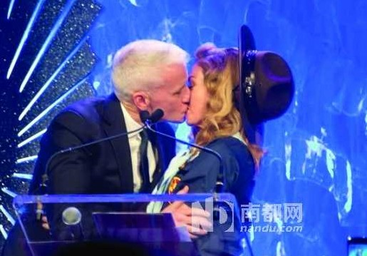 16日，麥當(dāng)娜在紐約舉行的第24屆同志媒體獎(jiǎng)?lì)C獎(jiǎng)禮上，頒獎(jiǎng)給美國CNN主播安德森-庫珀，獲對(duì)方獻(xiàn)吻