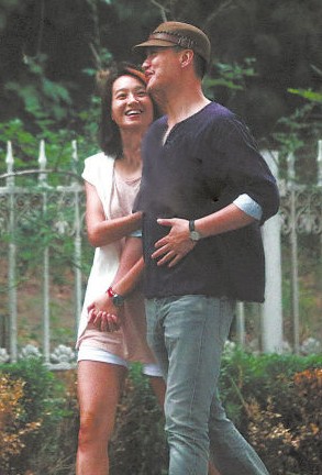 朱丹與神秘男友牽手亮相。