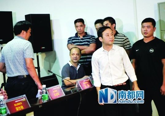 佛山精武會會長梁旭輝在弟子保護(hù)下來到現(xiàn)場。