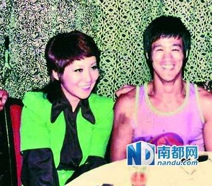 從當時拍到的很多李小龍和丁佩一起的照片中可以看到，她和李小龍的發(fā)型是一樣的。