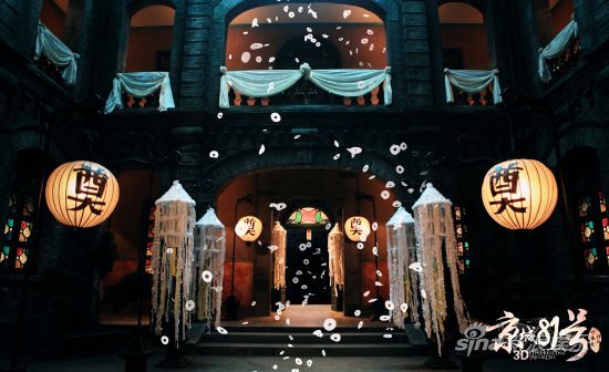 冥婚當夜，霍家大院招魂幡隨風擺動，漫天冥幣飛舞