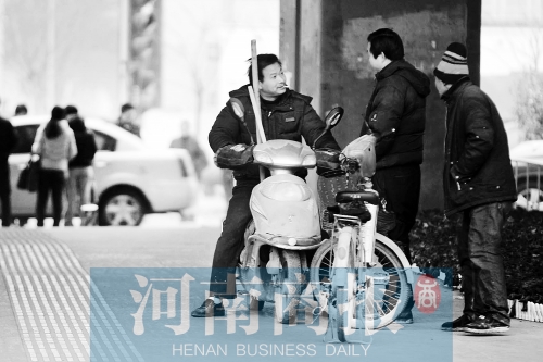 想讓農(nóng)民工安定下來，城市要給他們相應(yīng)的福利待遇，還有家的感覺