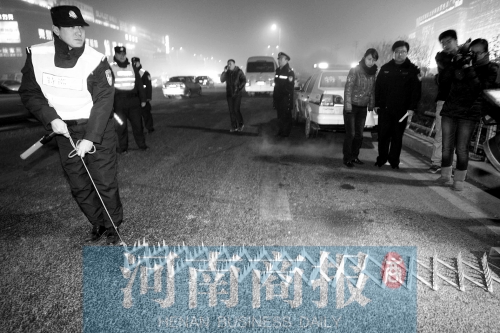 特警隊員在清查中使用阻車釘，應(yīng)對惡意闖崗或攔截駕車逃竄行為 河南商報記者 王春勝/攝