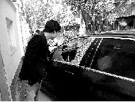 有個(gè)人晃了一圈后，寶馬、現(xiàn)代、越野的車窗都“長(zhǎng)”出大窟窿