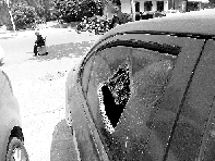 有個(gè)人晃了一圈后，寶馬、現(xiàn)代、越野的車窗都“長(zhǎng)”出大窟窿
