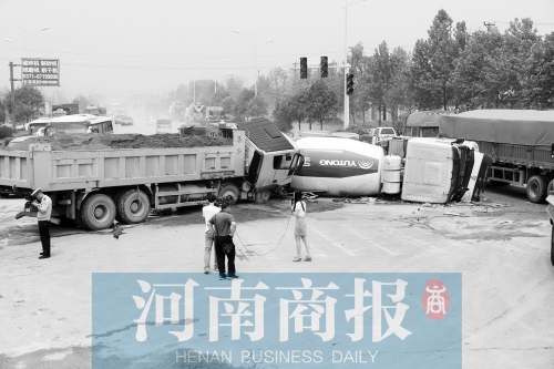 事故現(xiàn)場的附近居民稱，路口的紅綠燈從來沒亮過
