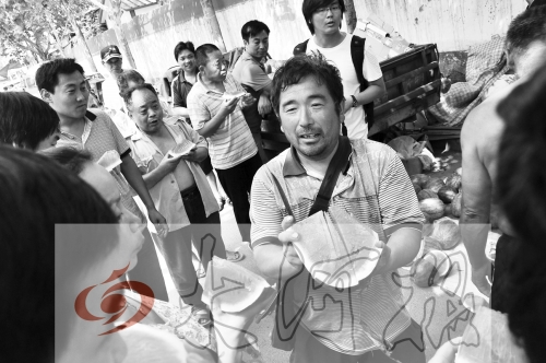 為了表示感謝，陳小立切西瓜分給大家吃。