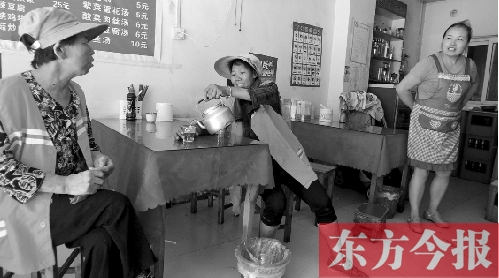 7月30日下午，鄭州市建設路一家面館老板毋女士，給兩位環(huán)衛(wèi)工端水解暑