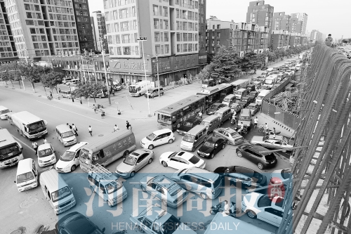 路口四個(gè)方向直行、左轉(zhuǎn)交織，車輛相互抵頭，無法正常通行
