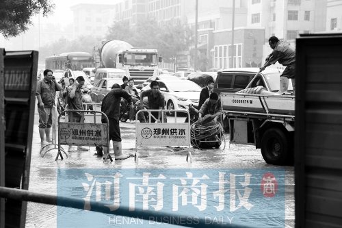 工作人員正在搶修，預(yù)計今晚能恢復(fù)供水