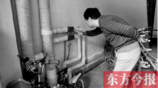 11月11日，一位市民在查看自己的熱計量表