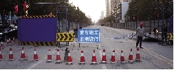 桐柏路西側(cè)，圍擋內(nèi)已經(jīng)不允許汽車通行。