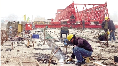 正在建設(shè)的鄭登快速通道跨南四環(huán)大橋。