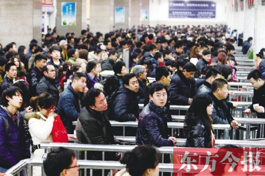 鄭州火車(chē)站迎來(lái)節(jié)后最后一波客流高峰。昨日，售票廳內(nèi)人頭攢動(dòng)