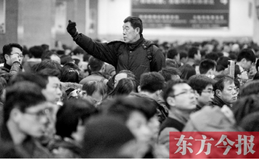 一場雨夾雪讓鄭州火車站的客流又增加了不少。昨天，售票大廳內(nèi)排隊(duì)購票的旅客摩肩接踵